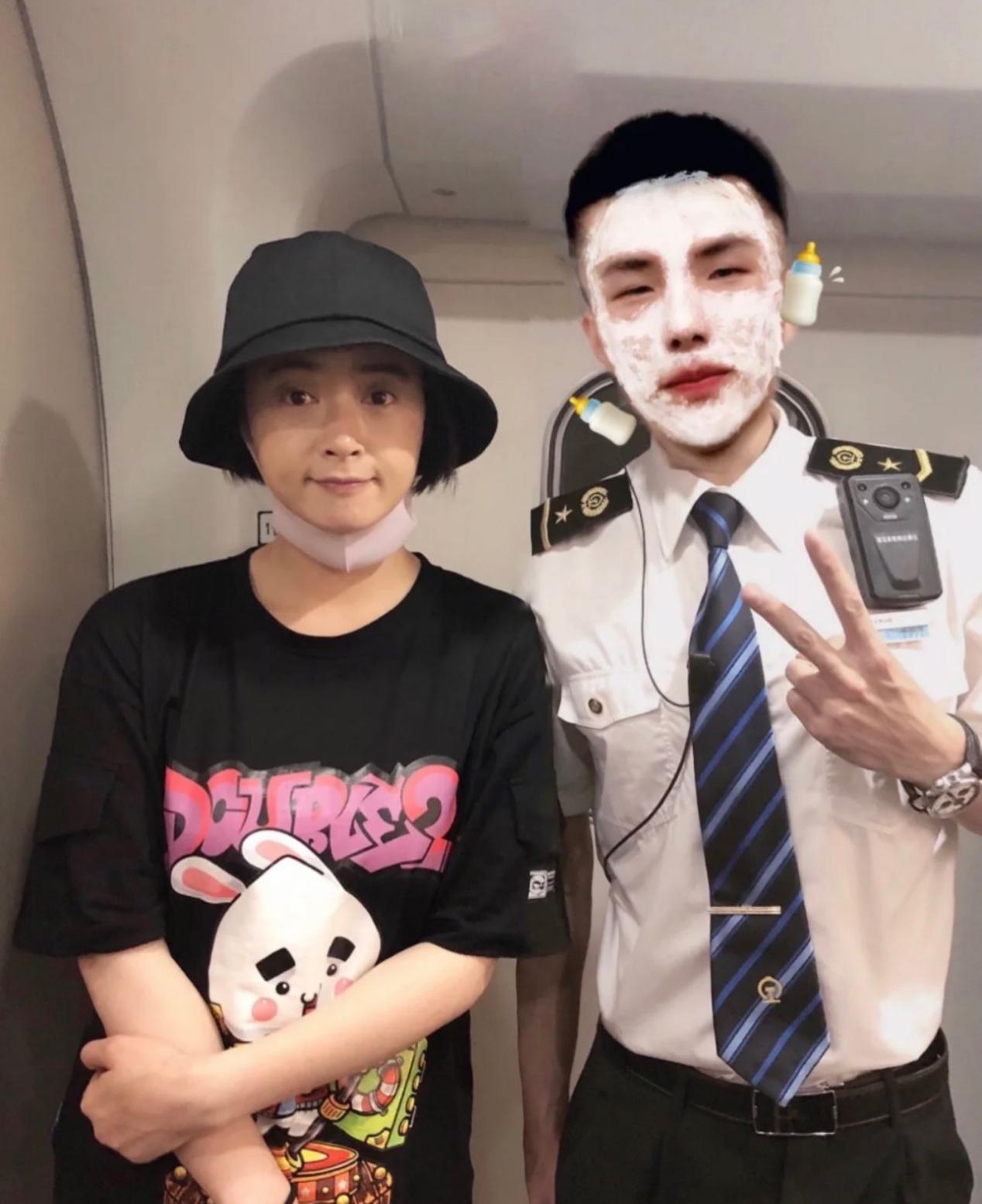 方脸妹说时尚|蒋欣骨架大太吃亏！穿卡通T恤肩宽背厚，身材比男乘务员还大一号