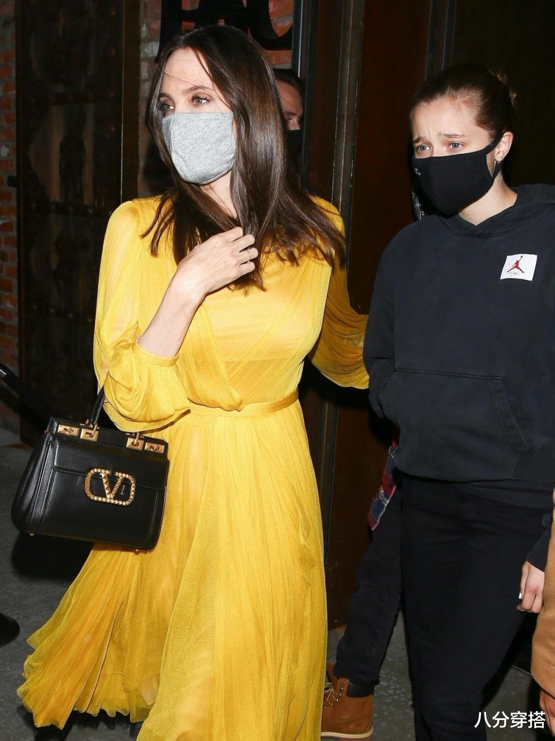 八分穿搭|安吉丽娜·朱莉真会穿，一袭黄色薄纱长裙高级精致，气质灵动温婉