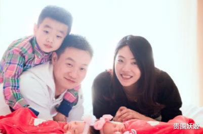 杨威|杨威晒儿女合照,哥哥妹妹手拉手温馨有爱,兄妹仨边走边笑好开心