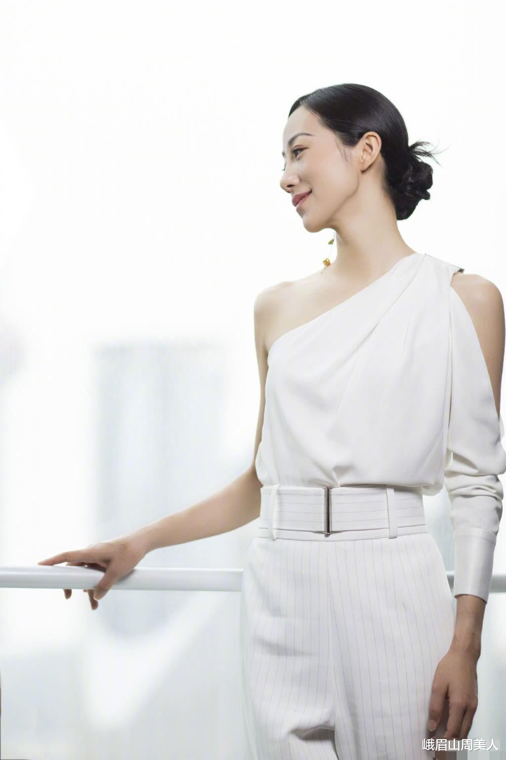 峨眉山周美人|?阔腿裤不受宠了,今夏流行“米色裤”,高级洋气,很适合40岁女人