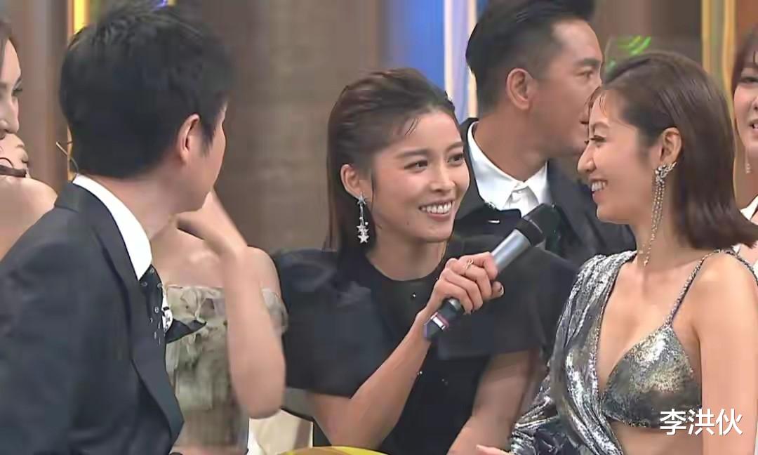 TVB|TVB搞事情：王浩信与绯闻对象蔡思贝挽手走红毯，老婆陈自瑶落单