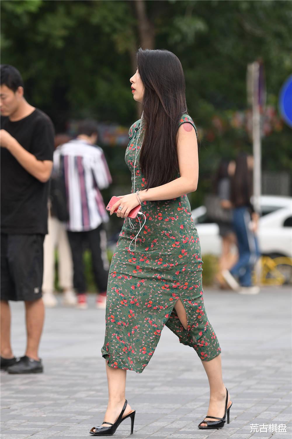 荒古棋盘|绿色连衣裙，红色碎花，搭配鱼嘴细跟凉鞋，衬托微胖身材