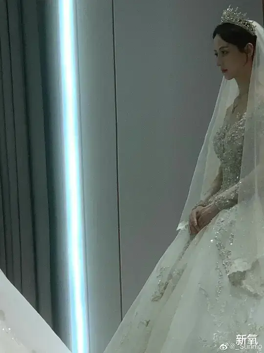 林珊珊|年度最惨新娘？新郎被嘲像路人，闺蜜全副妆造组团晒颜