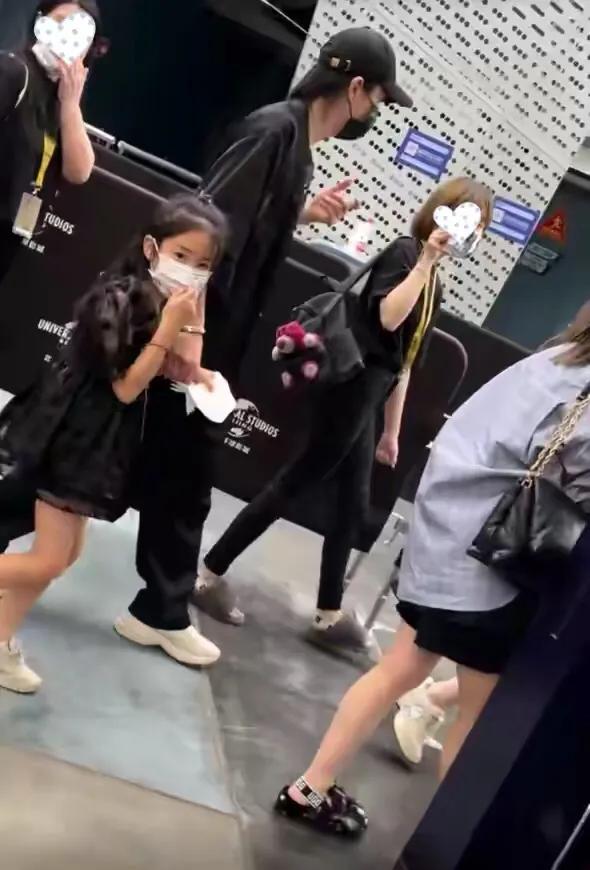 戚薇|戚薇一家三口出游，李承铉紧牵女儿，lucky长腿抢镜公主范十足