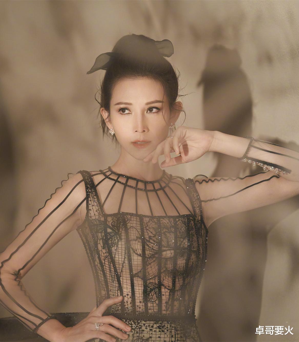 王嘉尔|蔡少芬霸气晒合影,穿薄纱性感连体衣,秀的孙俪好尴尬