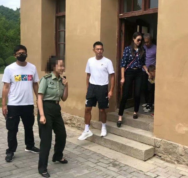 谢杏芳|林丹谢杏芳带儿子到延安过父亲节，两夫妻略显拘谨连手都不牵