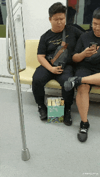 “男子手机爆炸腿部被炸轻伤”,网友:怎么还把丝袜整破了?