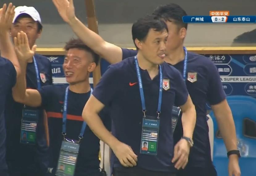 中超|带伤作战！中超“面具侠”迎处子球，山东前2球全为角球制造