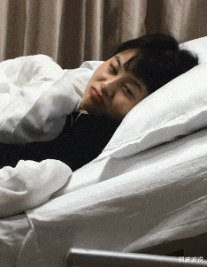 按摩|若在按摩店偶遇女大童鞋,她装作不认识我,这种情况要主动说话吗?