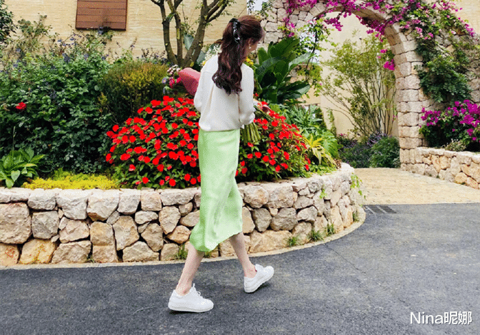 Nina昵娜|江疏影小区遛狗好惬意，穿短裤大小腿细成一条线，坐木马168腿伸不直