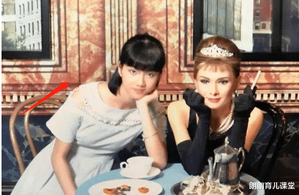 朗朗育儿课堂|“最美女飞行员”火了，首次出镜便惊艳1.2亿人，网友：一眼误终生