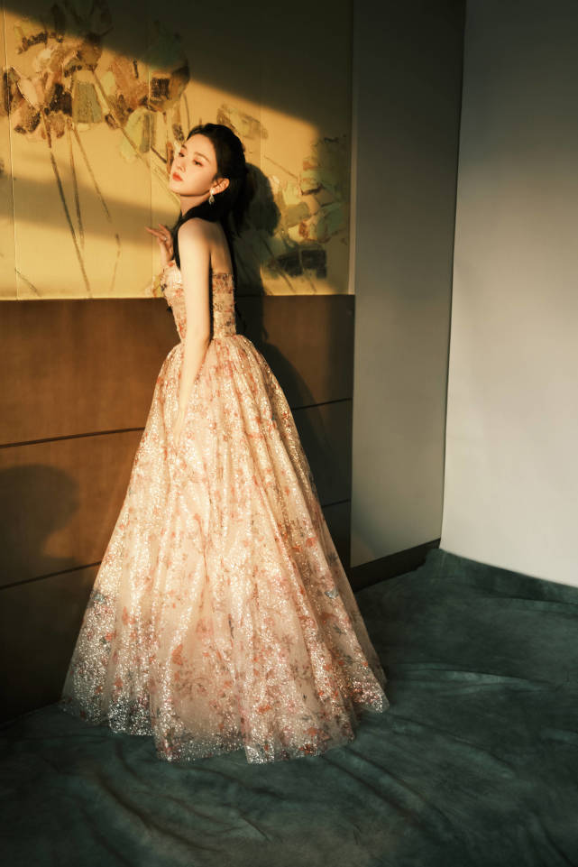 TVB|宋祖儿碎花裙亮相国剧盛典