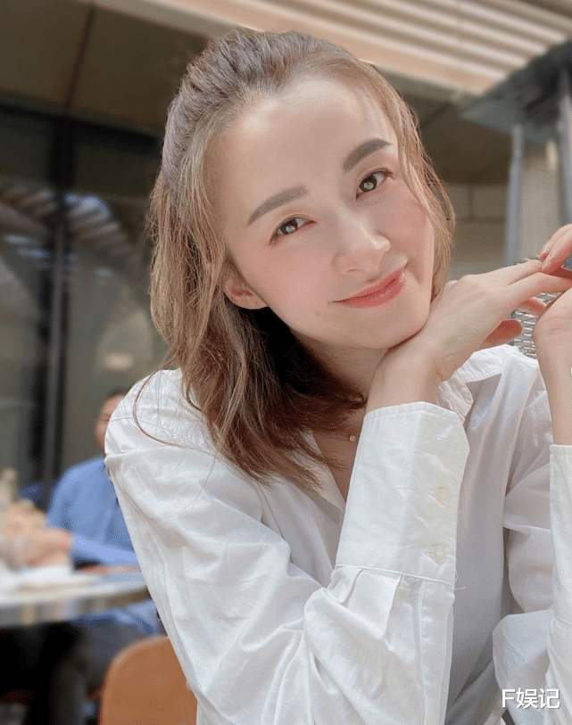 李沁|前TVB女艺人晒全家福庆祝儿子出生6个月：爸爸妈妈的开心果