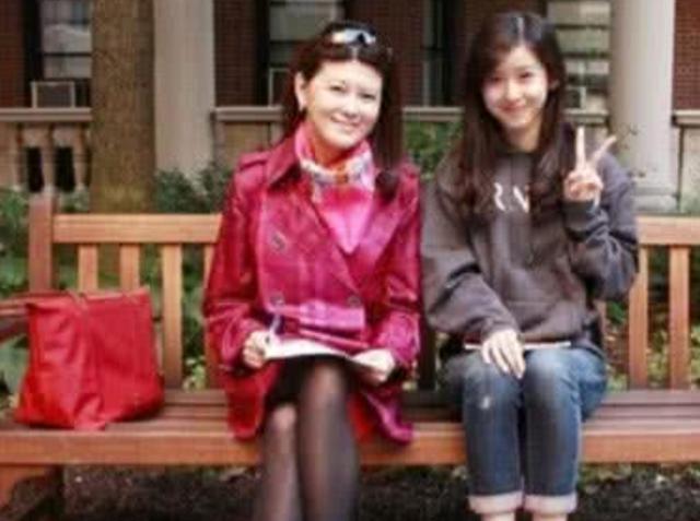 章泽天|比刘强东大5岁的丈母娘长啥样？比章泽天惊艳，网友：自闭了！