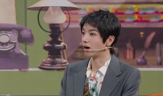 华晨宇|华晨宇有孩子还不收敛点？上节目左拥右抱好惬意，导演关摄像已晚