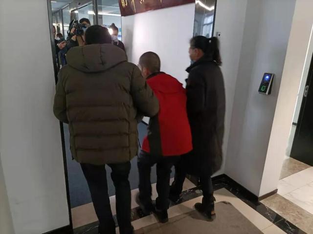 杭州日报 14年前在笕桥失踪的儿子，刚刚找回来了！杭州父母泪目：我们终于团圆了