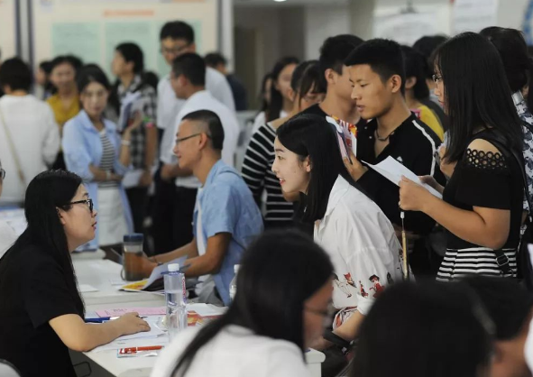 安妈育儿日|武汉某社区招聘干事，5名博士竞争4个岗位，学历不值钱了？