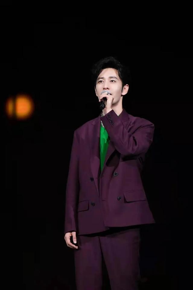 西装|新一季《中餐厅》终于开录！黄晓明穿“霸总风”没翻车，哪像43岁