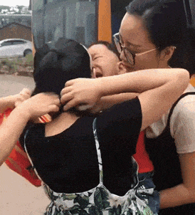 “一男子为了庆祝基友退役归来,竟女装欢迎?”
