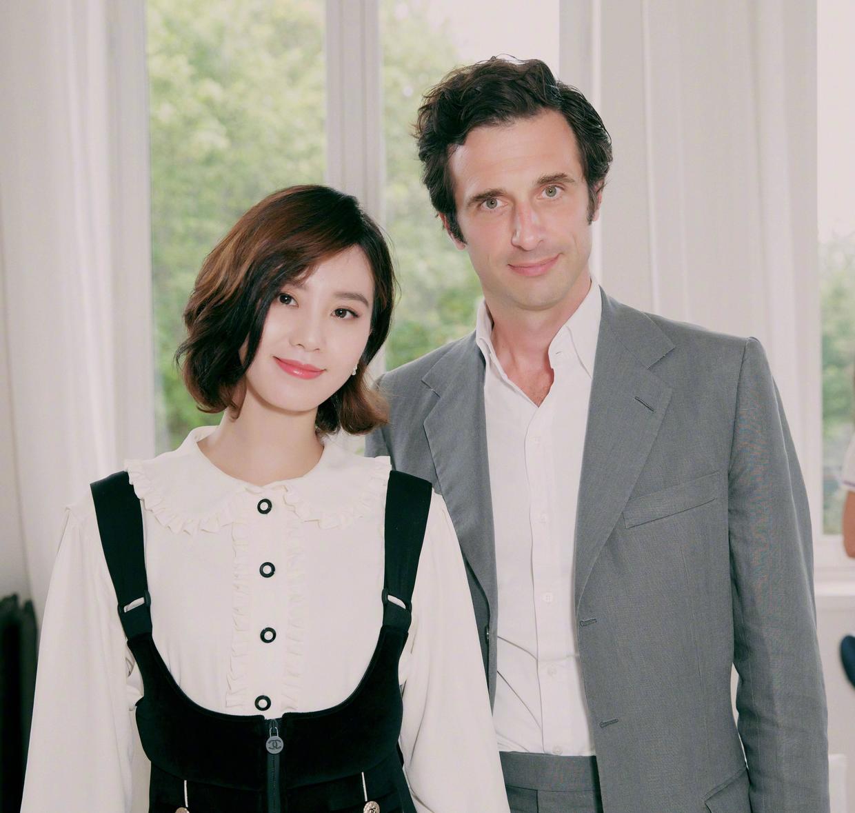 何有强|刘诗诗不愧是“最美辣妈”，西装外套配阔腿裤高挑时髦，洒脱干练