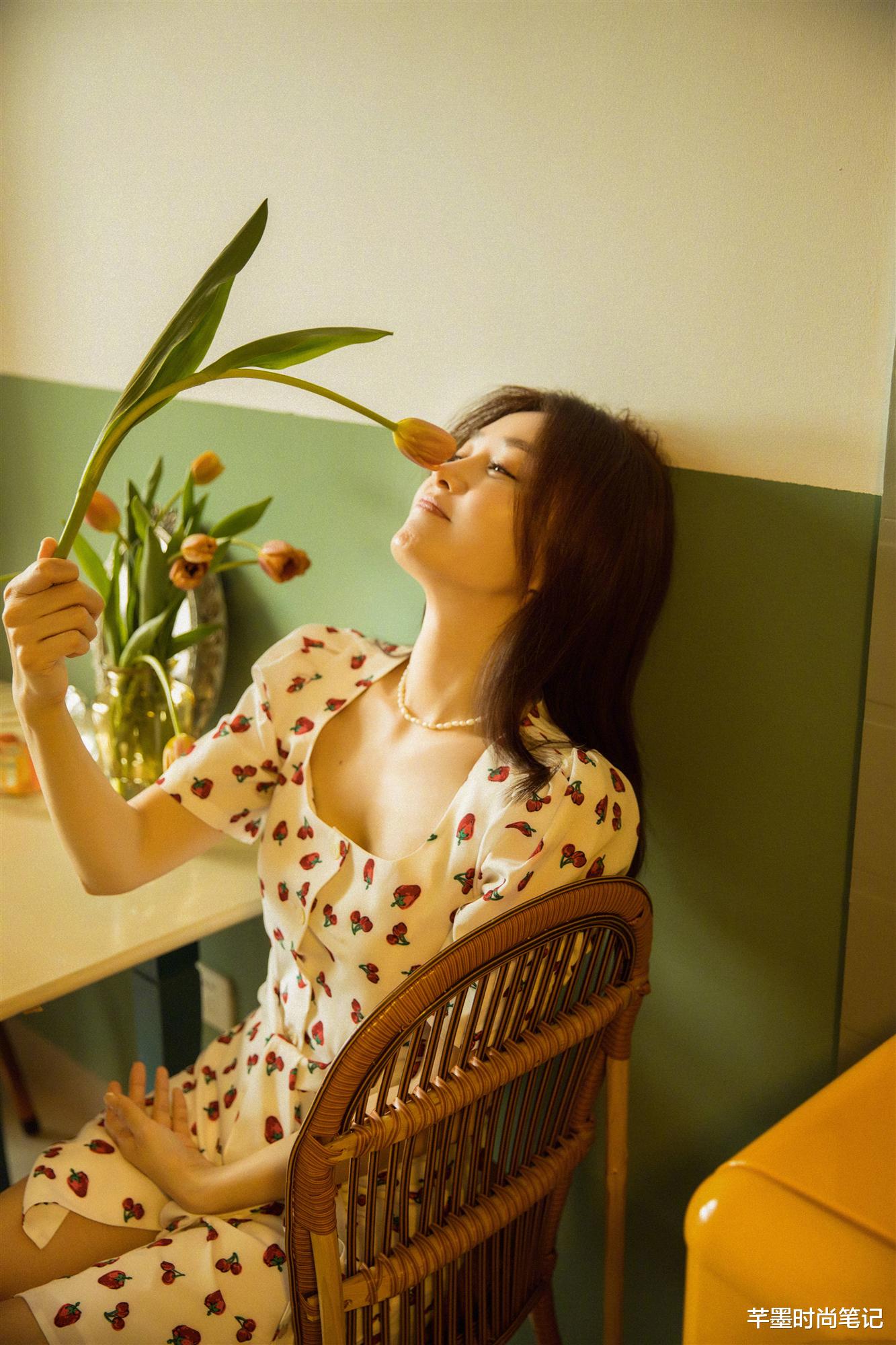 吴亦凡|秦岚光脚“秀蚂蚁腰”，穿搭草莓包臀连衣裙，这身材撩人又浪漫