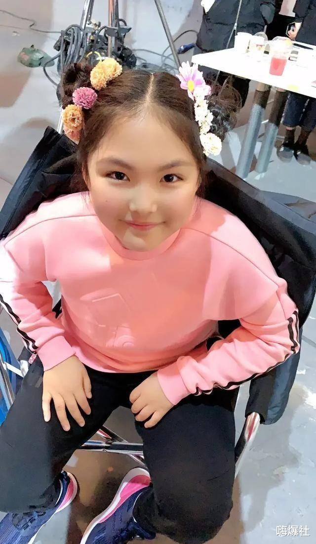 王诗龄|10岁王诗龄也开始带货了！架势像大牌明星，身后9万小熊太抢眼