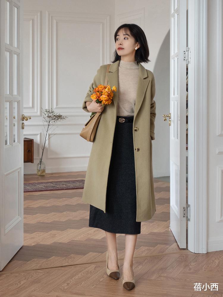 蓓小西 今年少穿羽绒服，多穿“大衣”，搭配连衣裙、半身裙，优雅又大气