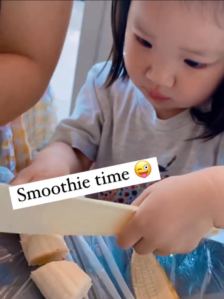 李亚男|李亚男晒大女儿做饮品，天韵化身小厨娘有模有样，和妹妹太像了