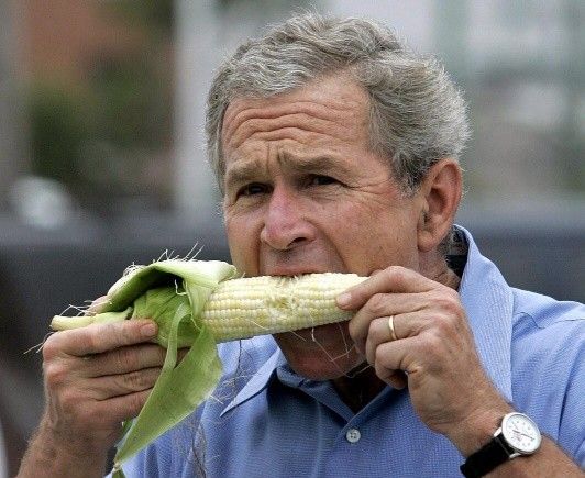 乔治·沃克·布什|1977年小布什到奥尼尔家中吃烧烤，对劳拉一见钟情，44年互相成就