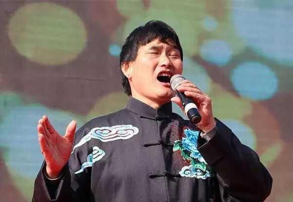 朱之文|大衣哥商演报价流出：3首翻唱歌曲要价12万，保守估计10年赚了1亿