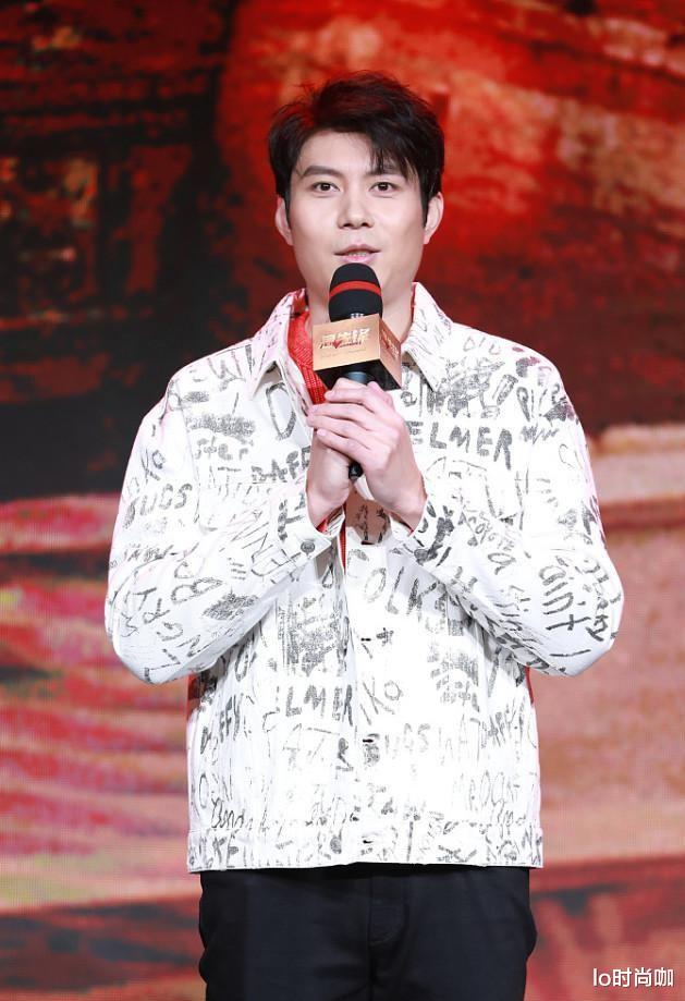 lo时尚咖|艾伦戏外乖巧模样没电影搞怪，187cm穿盐系“男友风”，一点不傻