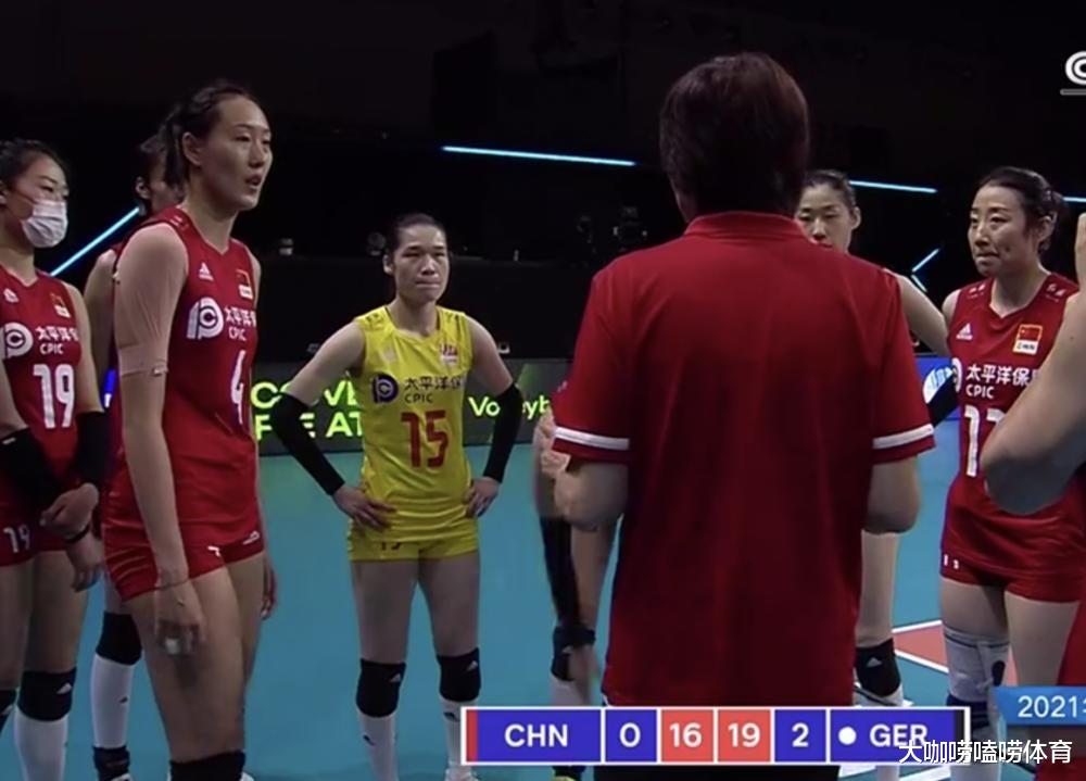 郎平|中国女排昨晚狼狈一幕，世界冠军业余失误，郎平黑脸+央视狠批