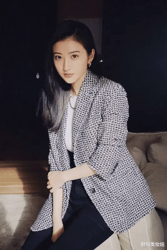 穿衣搭配|被景甜的素颜惊艳到，穿粉色毛衣配高马尾，不打针的脸太美了