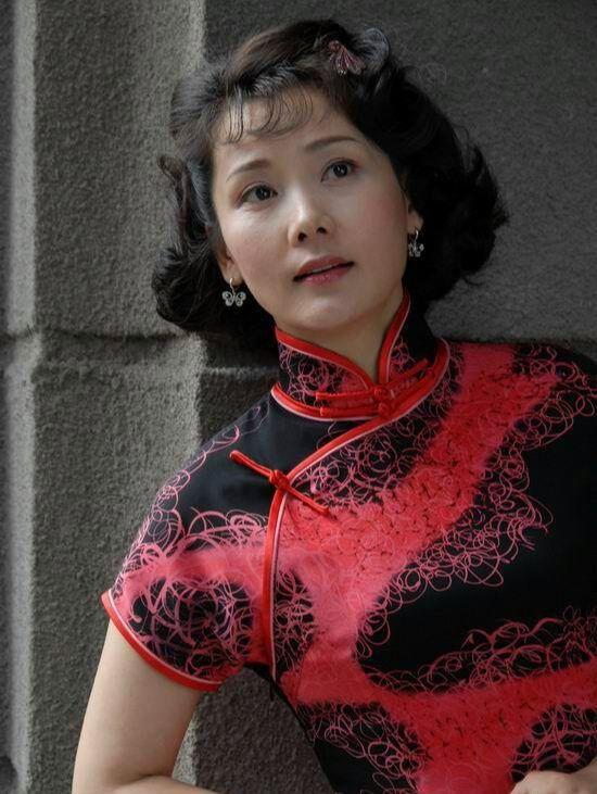 何赛飞|父亲因她终身不娶，长相太美无人敢追，如今58岁成为了人生赢家，她是谁？