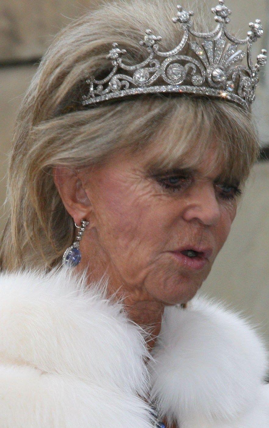 欧美时尚前线|为了做到“低头王冠也不掉”，欧洲王室女性煞费苦心