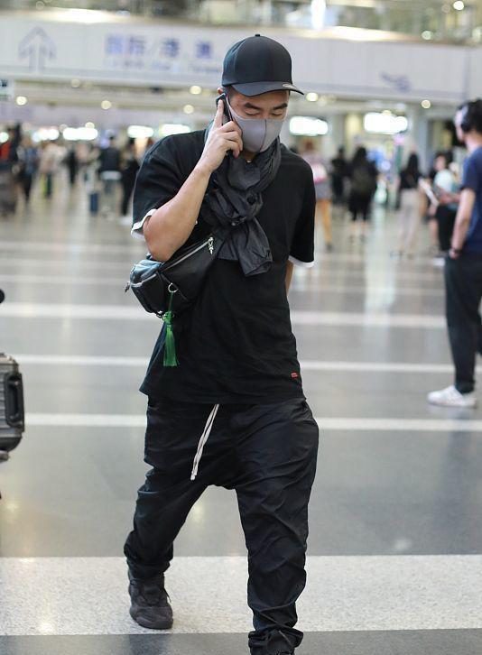 穿衣搭配|陈小春真是大湾区潮男，橘色T恤配灰色工装裤，鲜亮有型挺可爱的