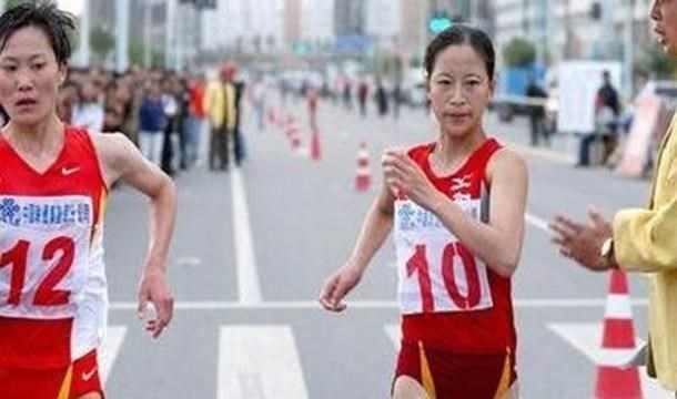 奶豆说育儿|21年前，王丽萍获得金牌后，现场无人庆祝，她绕场一周为自己祝贺