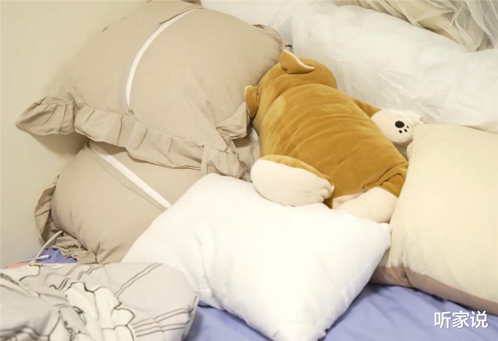 |25岁香港夫妻住9㎡劏房，蜗居生活逼仄却甜蜜，网友：祝福他们