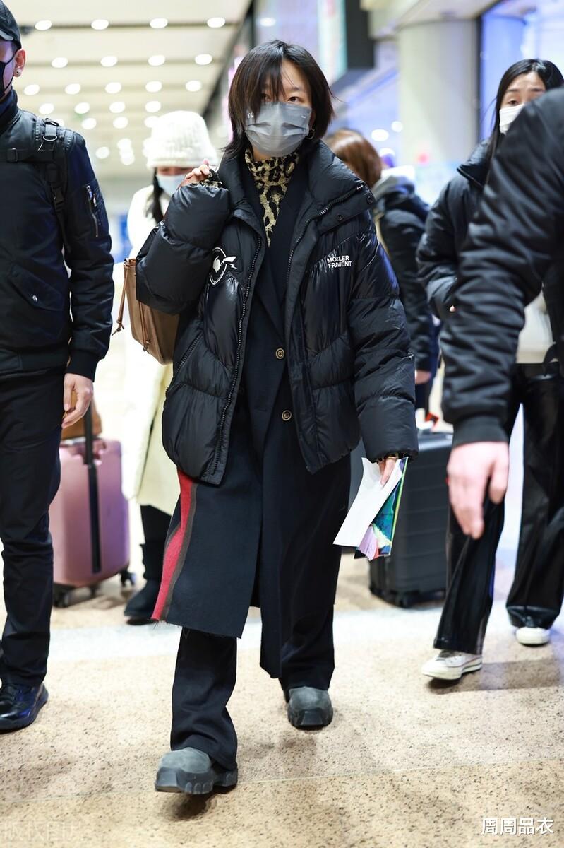 |周笔畅罕见的机场近照，穿高级羽绒服秀时尚，但样貌好似憔悴不堪