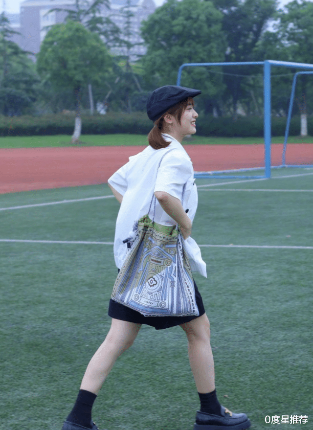 0度星推荐|沈月日系校园风造型,头戴鸭舌帽梳双马尾,甜美演绎校园初恋