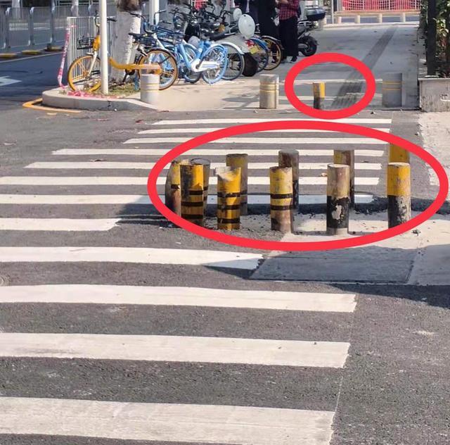 务宵月 无障碍还是有障碍？深圳某地一小段人行道上12个路桩