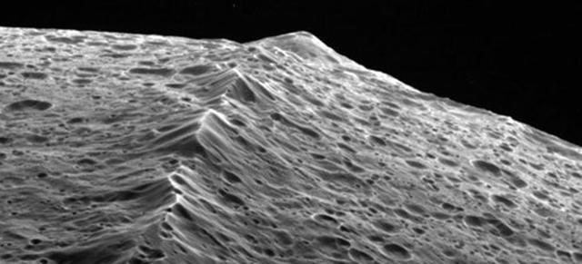 土星 表面“焊缝”长达1300公里，13亿千米外的整颗星球是废弃的飞船？