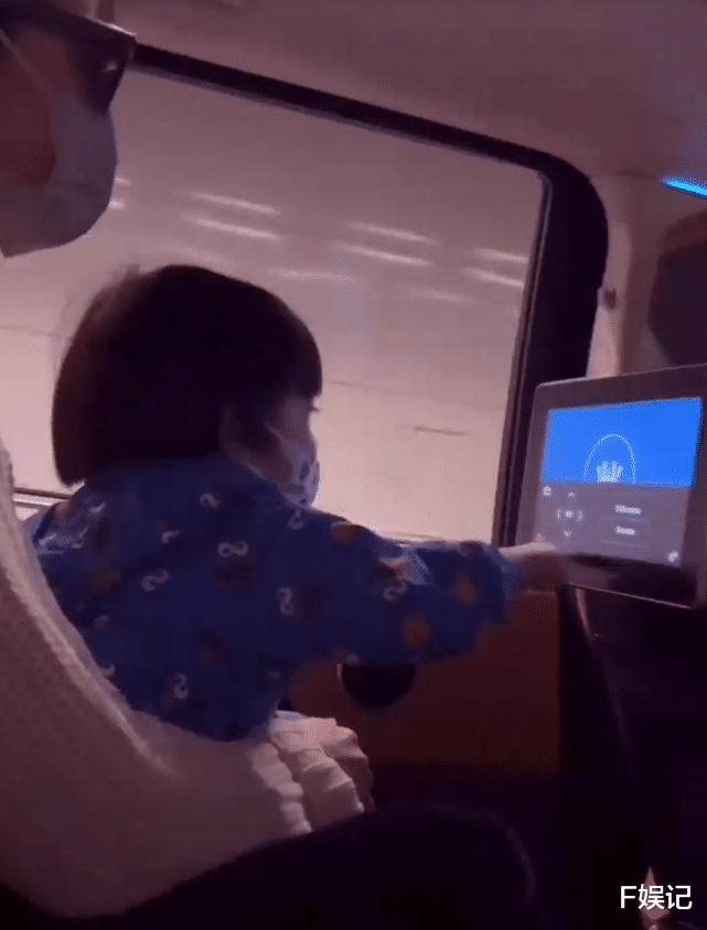 郑嘉颖|郑嘉颖一家四口开心过圣诞 夫妻俩在儿子们面前甜蜜嘴对嘴亲吻