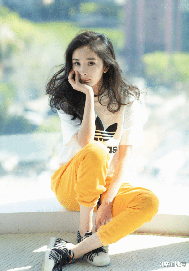 杨幂|杨幂为秀腿长拼了，穿“黑透丝”踩15厘米高跟，普通人真驾驭不了