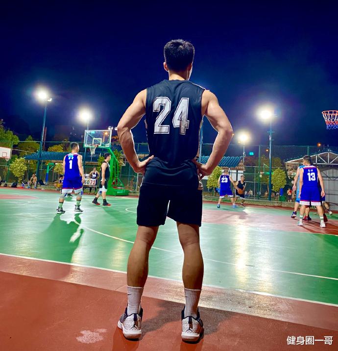 健身圈一哥 是篮球教练也是健身达人,撸铁锻造出霸气腹肌,麒麟臂健壮给力!