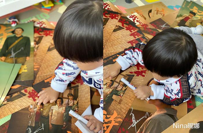 章子怡|章子怡罕晒儿子生活照，穿5千外套打扮奢侈，见妈妈海报俏皮亲吻