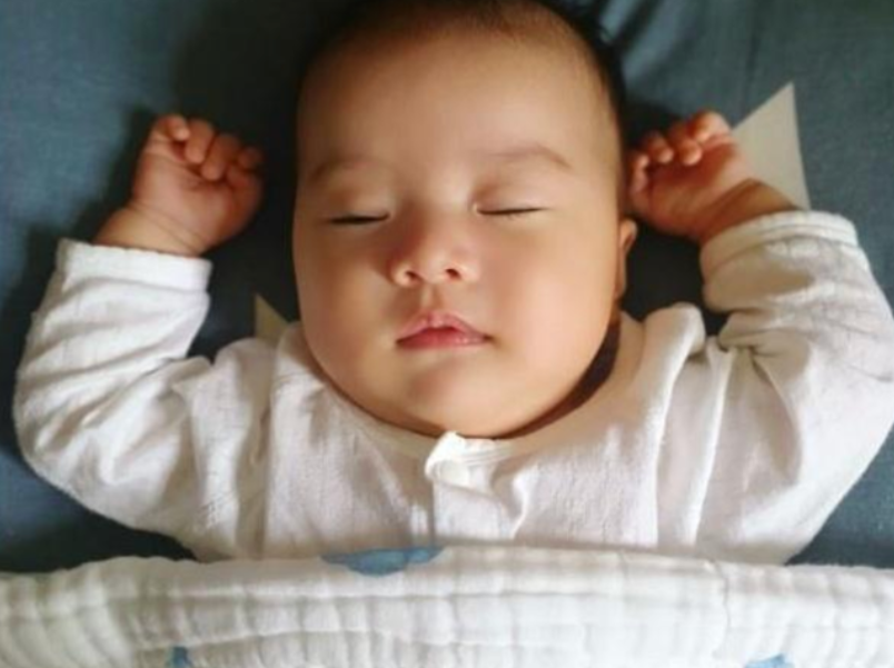 急诊室老苗|宝宝睡觉后举双手“投降”？真实原因不简单，家长们别往下拉了