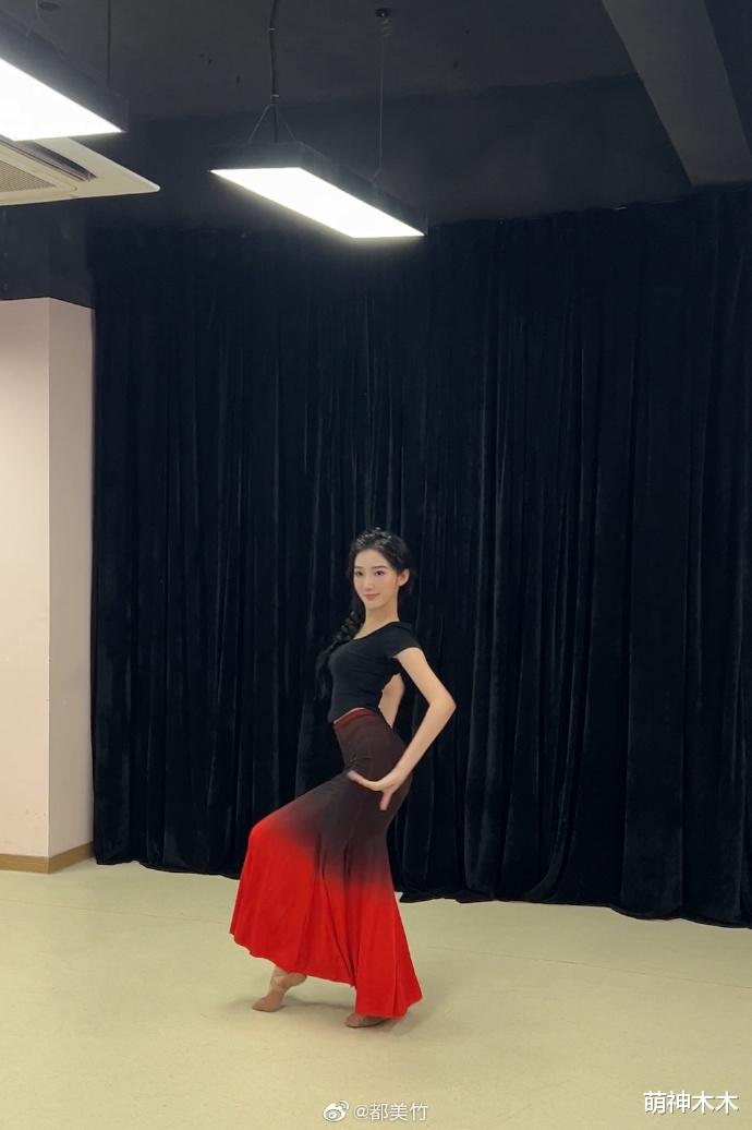 都美竹|都美竹晒新年自拍，坦言要更努力生活，却遭昔日闺蜜嘲讽心机重