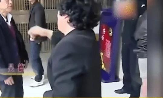 65岁广场舞大爷勾搭35岁女徒弟,被对方全家暴打,其妻子跪地求情