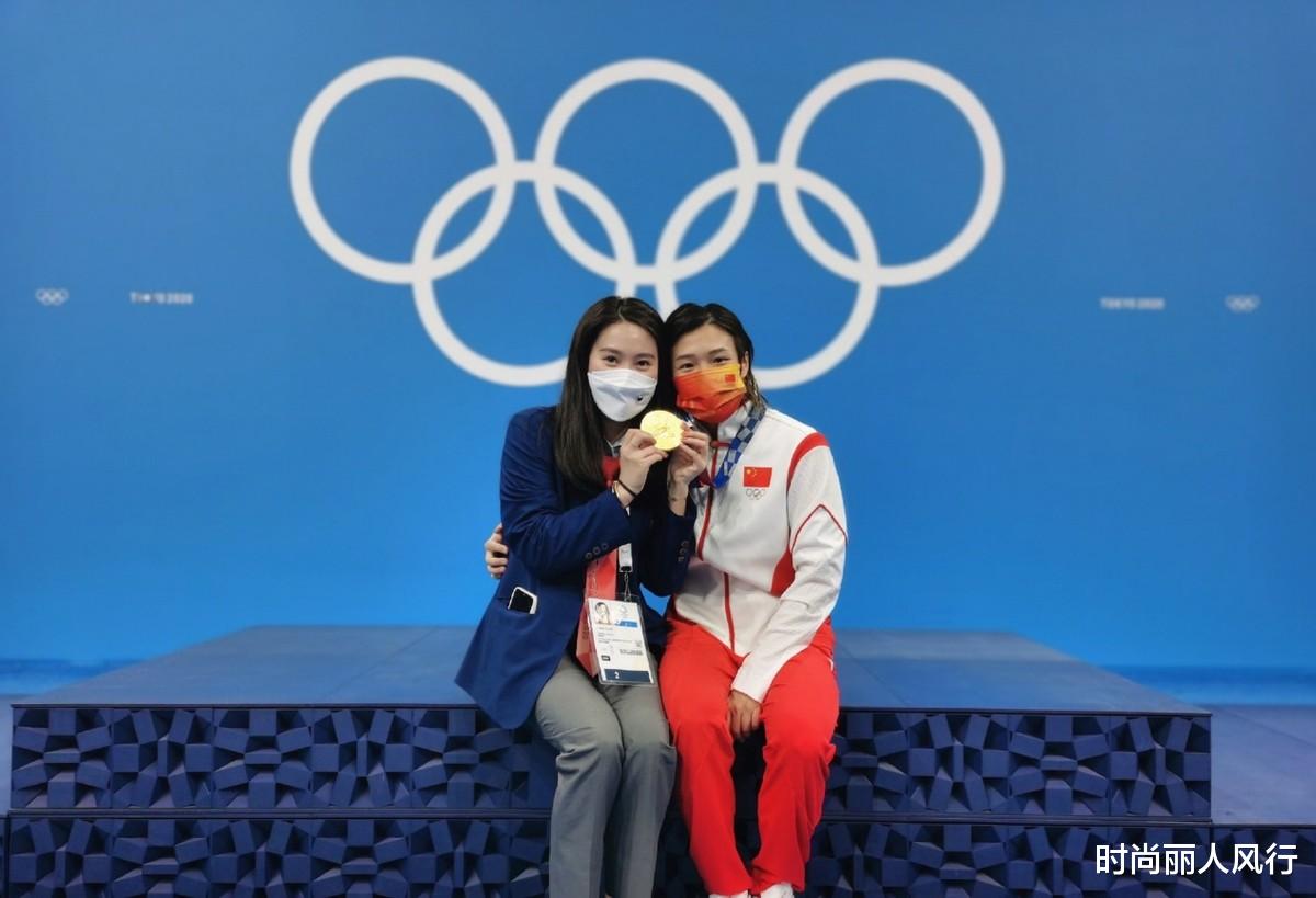 时尚丽人风行|郭晶晶站上奥运会领奖台！穿裁判服却成配角，和冠军合照成名场面